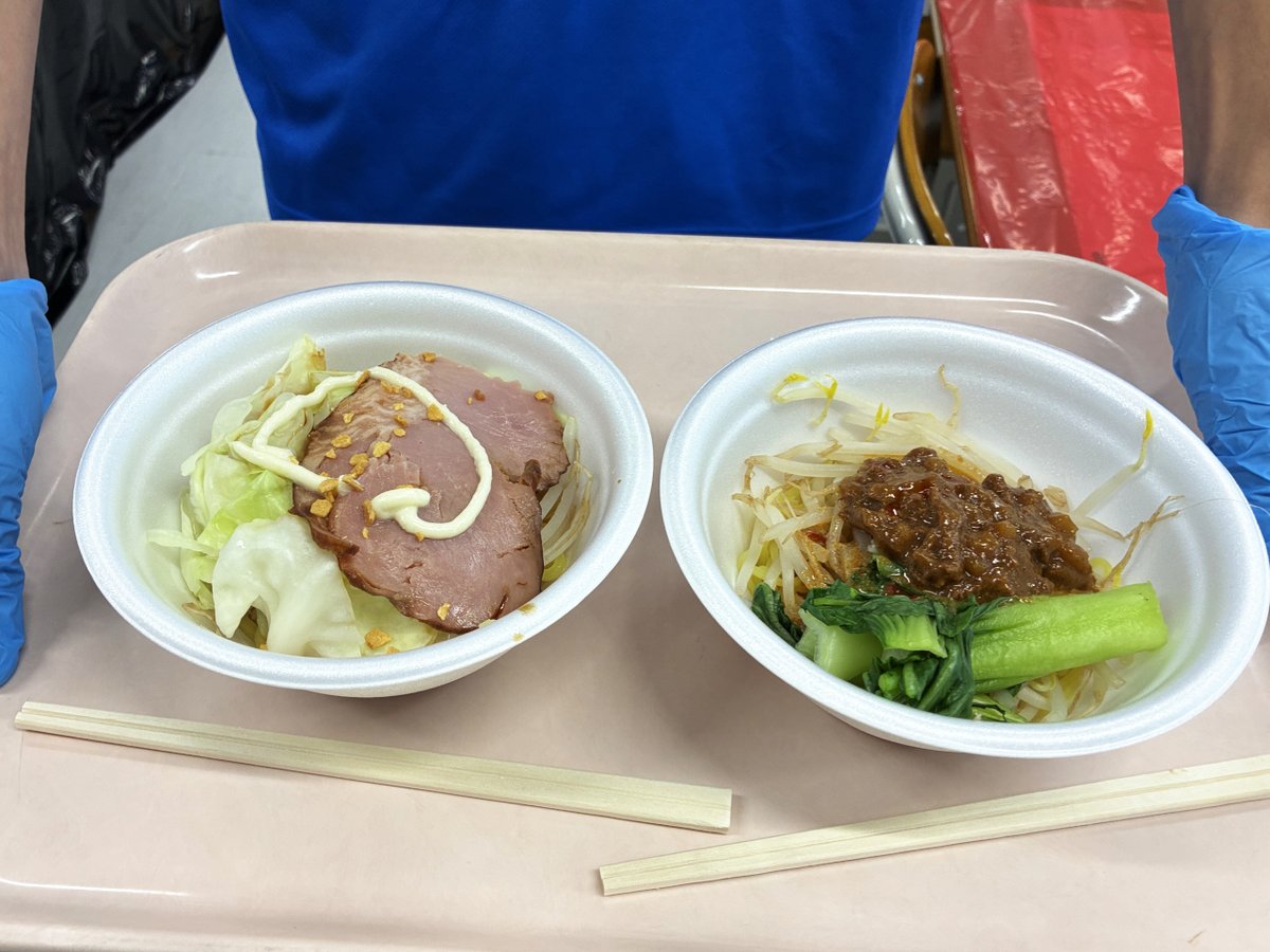 Toshima_hs's tweet photo. 豊島祭受付。セキュリティのため事前申込の画面をしっかり確認。
校内ではラーメンもキンパも大行列でした。
#都立豊島 https://t.co/BA0jQDNCaj
