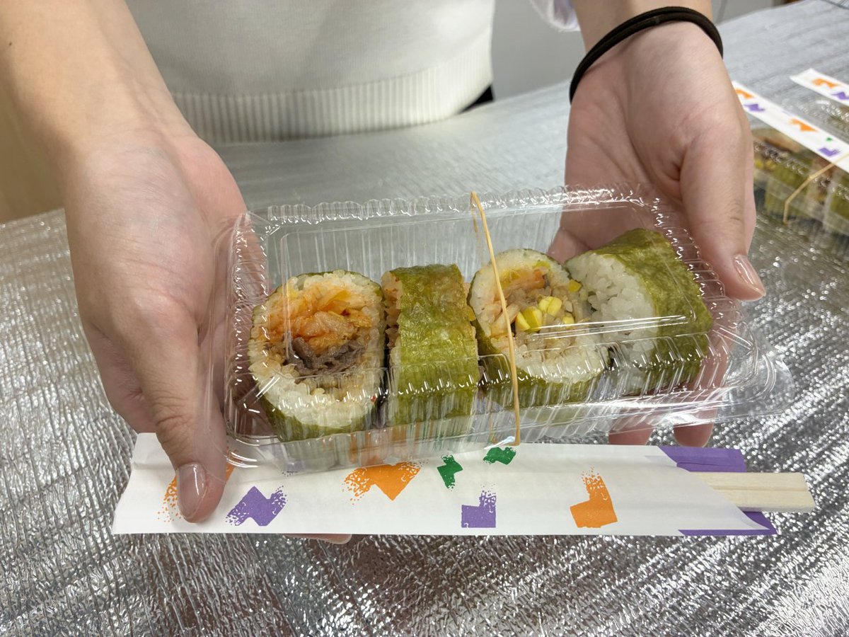 Toshima_hs's tweet photo. 豊島祭受付。セキュリティのため事前申込の画面をしっかり確認。
校内ではラーメンもキンパも大行列でした。
#都立豊島 https://t.co/BA0jQDNCaj