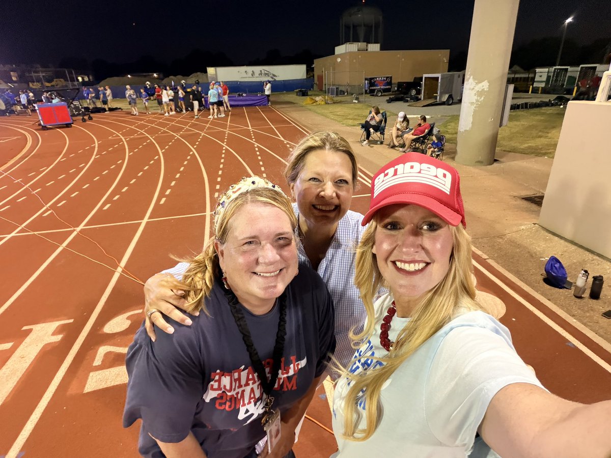 sburtrisd's tweet photo. Friday Night Lights at Eagle-Mustang Stadium! 🏈❤️💙 Nothing better than Mustang football, Friday night energy, and cheering on our Pearce students!

Proud to be a Mustang! 🐴❤️💙 #GoMustangs #PearceLC #FridayNightLights https://t.co/AomPY1uVM0