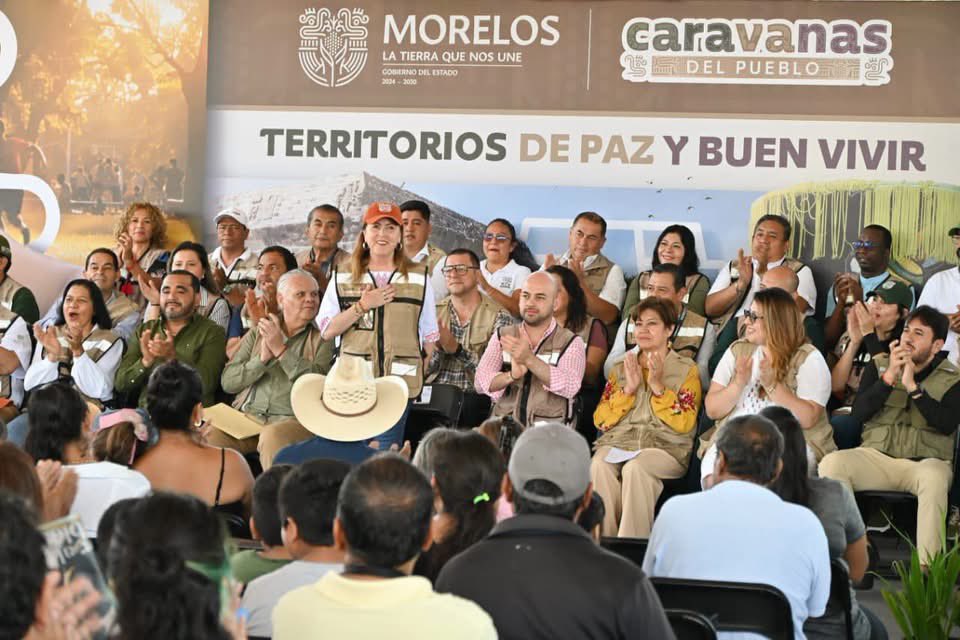 QueCosaNoticias's tweet photo. 🔴Gobernadora @margarita_gs encabezó la edición 34 de las Caravanas del Pueblo, donde familias de la región sur pudieron acceder a servicios, trámites y programas gratuitos, estas jornadas buscan acercar la atención pública directamente a las comunidades.

#Morelos #Zacatepec https://t.co/pH00fSVLKR