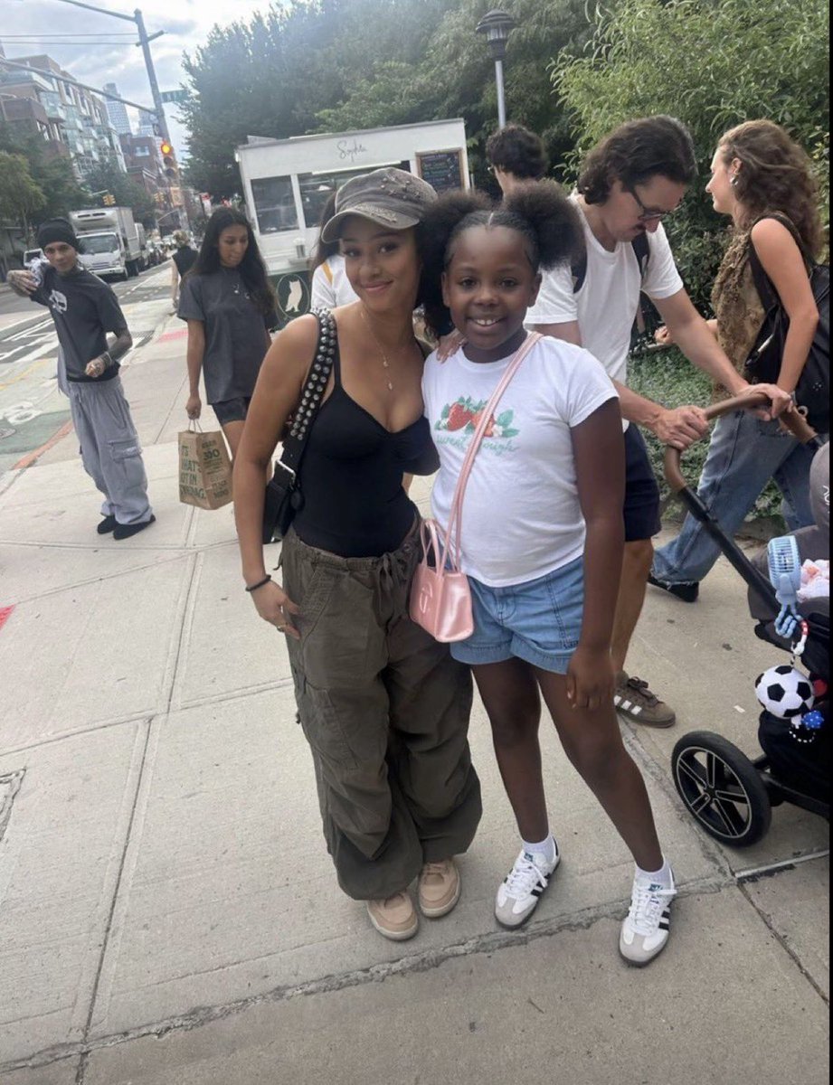 manonloops's tweet photo. Manon with a fan today 🙌🏽🙌🏽🙌🏽 https://t.co/Z6fmKVFbpP