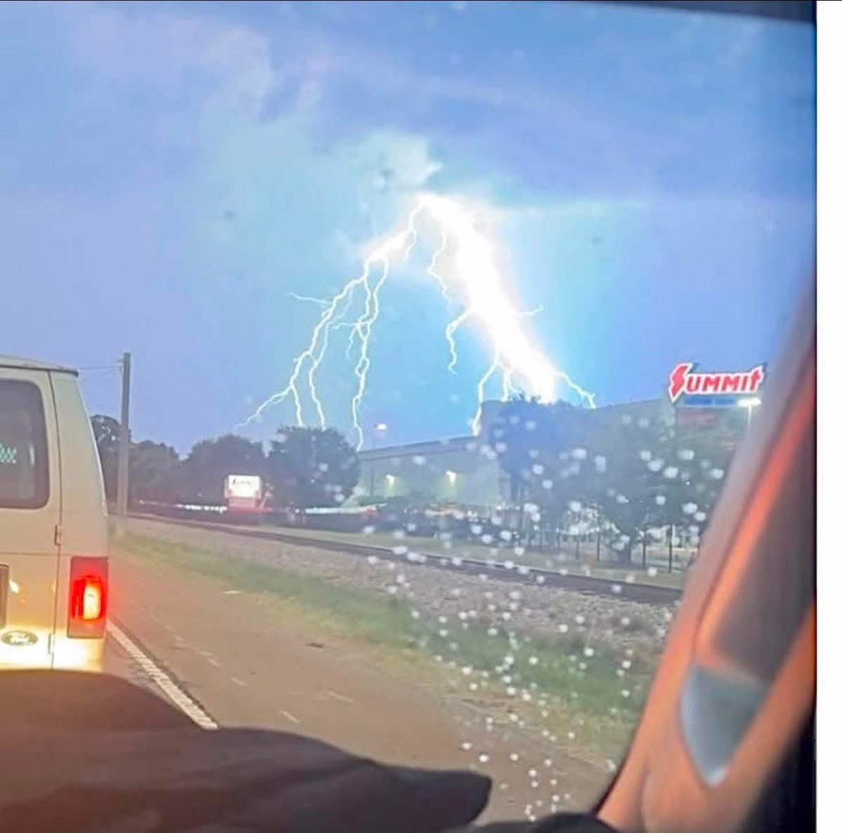 CodyAlcorn's tweet photo. This ⚡️ picture was sent to me just before 9:30 p.m. from McDonough, Georgia on Highway 155.  👀 https://t.co/cGFIZLFwf4