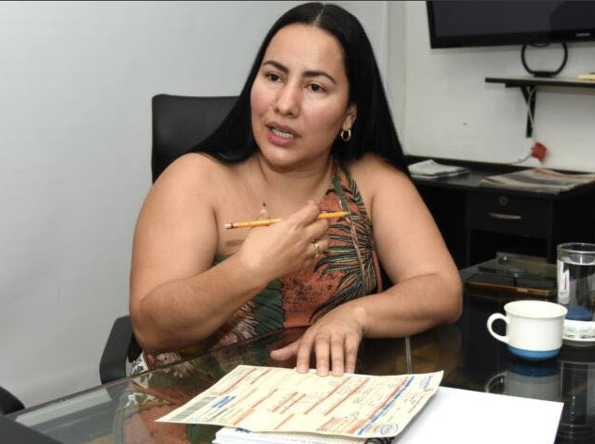 Melquisedec70's tweet photo. Atentos. Un contrato por $110 MIL MILLONES, que se debe adjudicar en pocas semanas, es el que ha prendido las alertas en la nueva junta directiva de la Electrificadora del Huila @Electrohuila empresa de propiedad mayoritaria de la Nación.

El proceso contractual lo adelanta la gerente Nika Cuéllar, quien fue elegida inicialmente en abril de 2024, luego de que se redujeran los requisitos para ese cargo, y hace pocas semanas modificaron los estatutos para contratarla por término fijo de 4 años. Y le firmaron el contrato el pasado mes de julio. 

Nika es hija del hombre fuerte del petrismo en el Huila, Armando Cuéllar, el real poder tras la gerencia de la empresa de energía estatal.

La junta, con mayoría absoluta del gobierno nacional, se reunirá el próximo miércoles para evaluar ese proceso contractual y la posible salida de la gerente, dado que se han detectado presuntas anomalías en su contratación por 4 años.
En desarrollo...