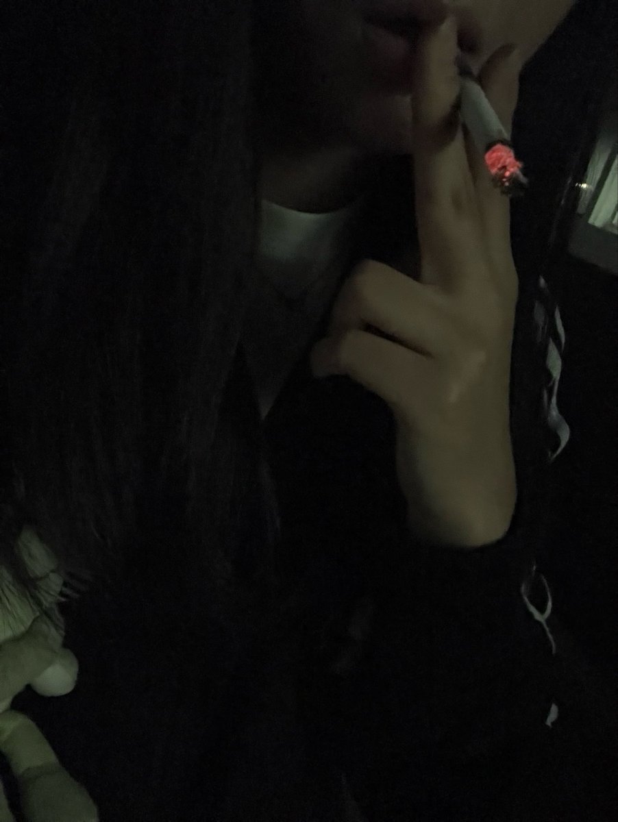 Kxe_anj's tweet photo. 연초는 처음이라서 엄청 쓸까봐 걱정했는데 얘는 열자마자 포도맛 나서 기분 조앗음 약간 단거 좋아하는 사람한테 추천해줄 연초 잇나? #연초 #담배 #전담 #추천 https://t.co/nnxBIpmdzQ