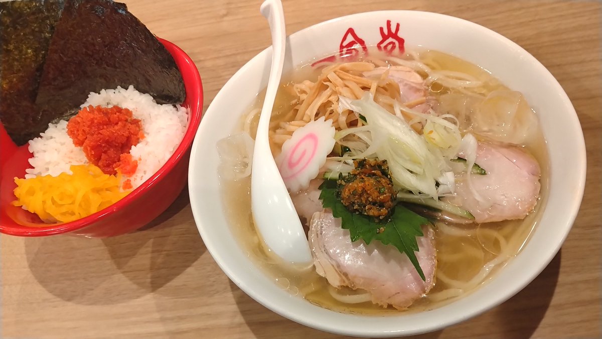 uminomen's tweet photo. 一風堂さんにて、冷やかけ中華そば塩（ﾟ◇ﾟ）
醤油と塩があり、スキッと淡麗という文句に惹かれて塩。なのでスープは薄目の味を想像していたが、凄い塩分で驚いた。本当に正解なのだろうか。氷もあるが溶けるまでは待てない。チャーシューは美味しく明太子ごはんと食べて素早く帰りましたとさ。 https://t.co/f7QCeaZKc9