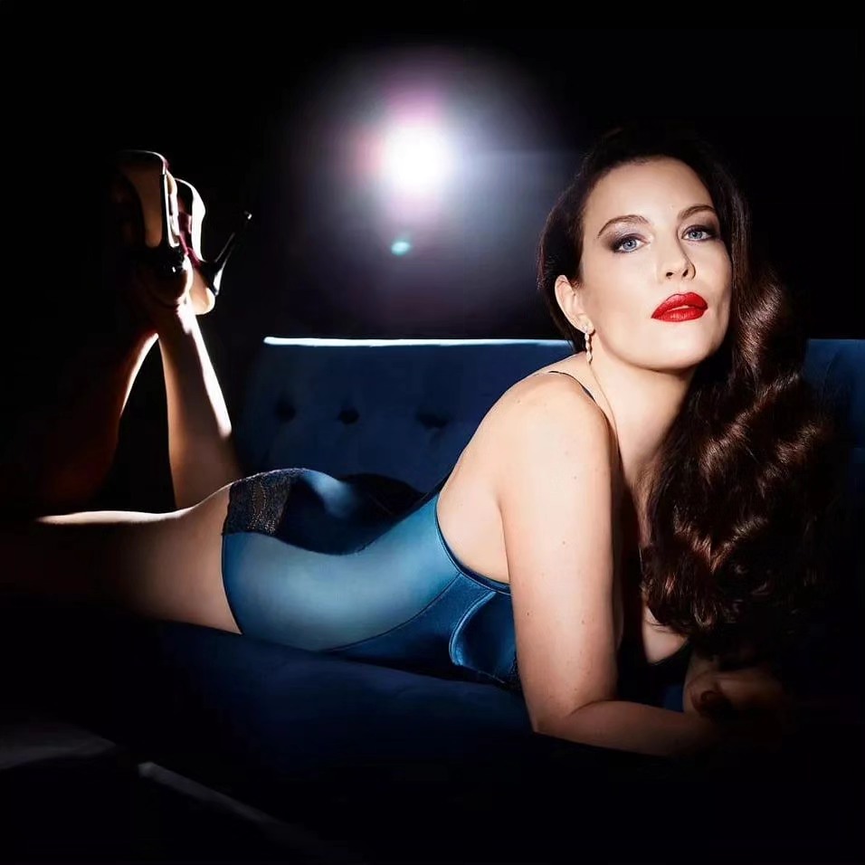 Lore_LASA's tweet photo. Liv Tyler looks absolutely gorgeous in this elegant, polished look with high heels. https://t.co/rRGvUMmxHR