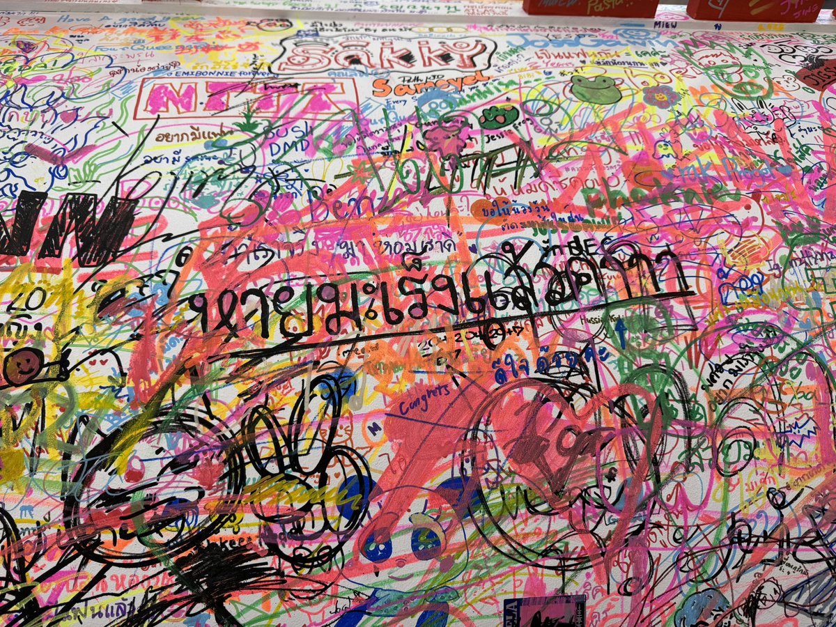 JakkritTomTom's tweet photo. ในงาน #Happpening101artfestival มี wall ให้คนมาวาดมาเขียนอะไรก็ได้ แล้วมีคนมาเขียนว่า “หายมะเร็งแล้วค่าาา” ยินดีด้วยจากใจครับ ❤️❤️❤️

ขอให้ทุกคนสุขภาพแข็งแรง :) https://t.co/8l8rxMUBOG