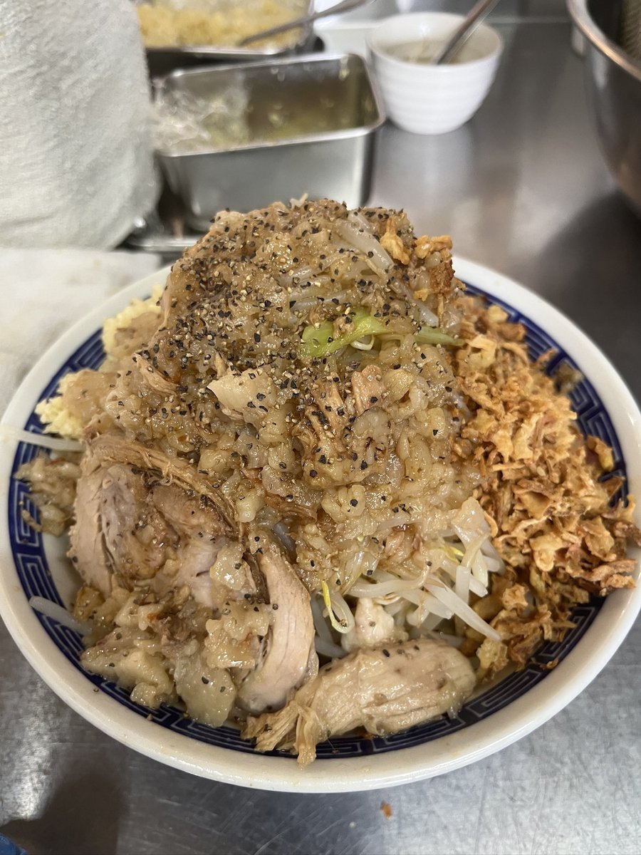 yumeippohakata's tweet photo. こんにちは！
本日も通し営業しております！
今日の限定はカレー汁なしです！1200円
投稿者のおすすめは！
汁なし！
50円で大人気フライドオニオンをトッピングして食感と風味をプラスしてみてください！

あいにくの雨ですが、是非お店でお待ちしております！ https://t.co/kLa6SfURy8