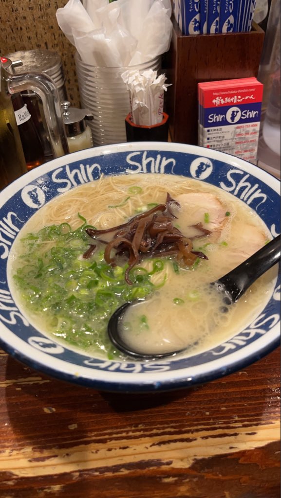 ramenyadesu's tweet photo. おはようございます^ ^
土曜日たくさんのご来店ありがとうございました😊
明日は定休日ですので、今日のうちにラーメンを🍜
明日は休みなのにどしゃ降り予報💦
今年は雨男みたいです😢
本日もよろしくお願いします🙇 https://t.co/uBsIZ4unoR