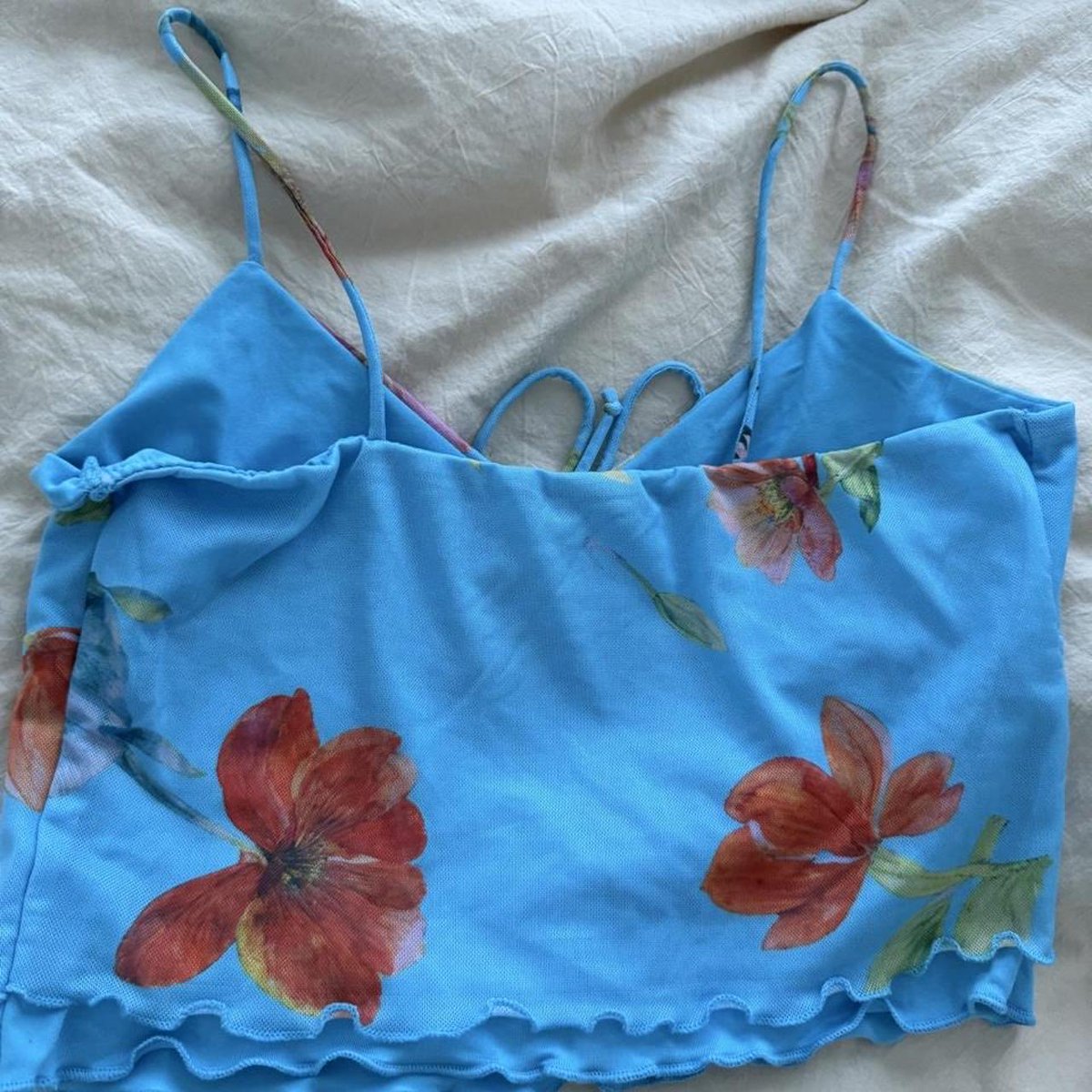 Depopia1's tweet photo. blue floral polyester &amp; elastane crop top

natsarchived https://t.co/MAxiersct1