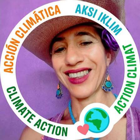 NachoRgz's tweet photo. En Colima la ciudadana “apartidista” Yani Valencia, fervientemente anti4T, fue quien encabezó una micro protesta en el evento de @Claudiashein y a ella fue a quien los asistentes gritando “fuera”. Pero claaaaro @azucenau y la comentocracia distorsionó todo para hacer creer que le gritaban a @Claudiashein pfff