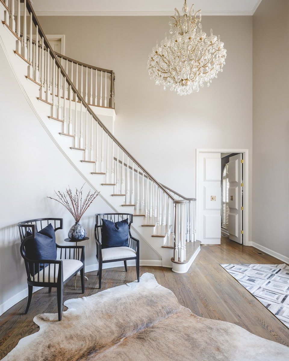 baka_programmer's tweet photo. A grand entrance sets the tone for the entire home. With a sweeping staircase and sparkling chandelier, this foyer makes every first impression feel effortlessly luxurious. https://t.co/ffge5g7oKW