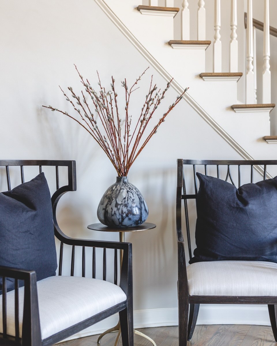 baka_programmer's tweet photo. A grand entrance sets the tone for the entire home. With a sweeping staircase and sparkling chandelier, this foyer makes every first impression feel effortlessly luxurious. https://t.co/ffge5g7oKW