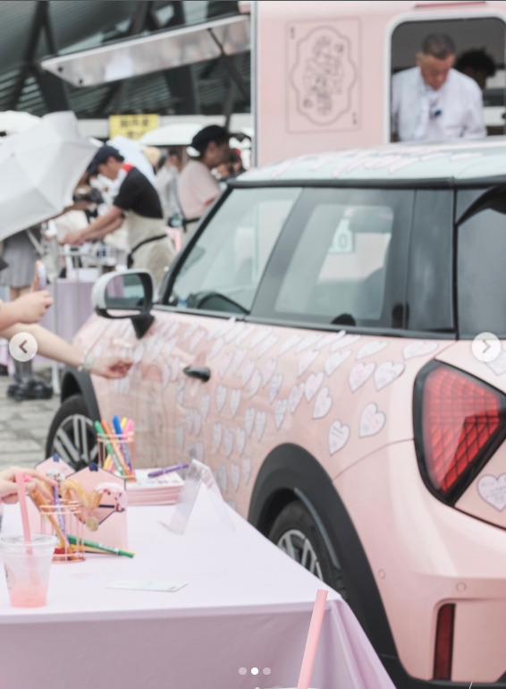 GlanzMini's tweet photo. 【#MINI千葉北】
可愛すぎるハートのチュロスにキュン…！✨ 
10/3のMINI UNITEDにMINI千葉北のお客様が出店！
映え抜群なチュロスで特別な一日を甘く彩ろう。
会場へ行く方は保存して探してね🔖 

#MINI #MINIUNITED #MINI千葉北 #愛車 #スイーツ https://t.co/Ov1vop0lqY