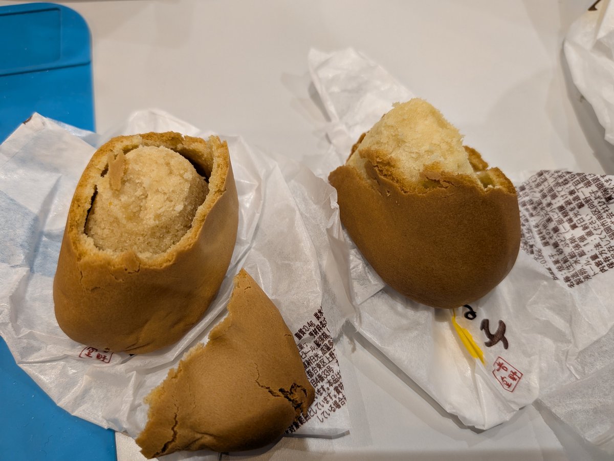 ishivar's tweet photo. ひよ子予選:左が東京　右が福岡
①皮が福岡黒いが餡は白い（東京は反対）
②餡は福岡のほうが水分とられる。
③味は同じでどっちも美味しい。 https://t.co/7dK63n7aeQ