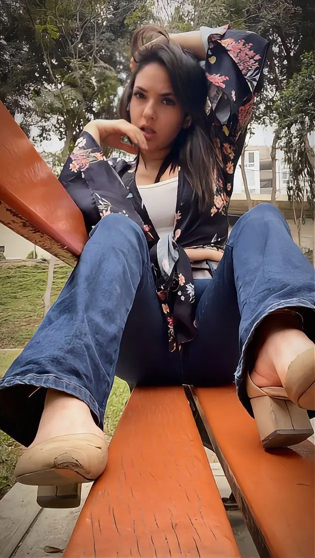 Cloee113's tweet photo. A little walk in the park 🌳💕 https://t.co/Q6MUzinkYU