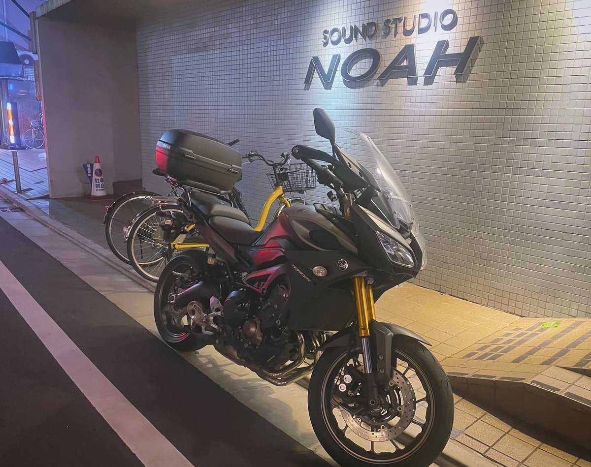 okeo_song's tweet photo. バイクでスタジオに行って収録してみました！！🏍️
TLM103をここまでズボラｶｷに持ち込むの初だったけど問題なかった◎

ショート2本録りました🎙️ ピッチ補正進めるよん〜！

（利用中は専用駐車場に停めているのでご安心下さい）。 https://t.co/M45hz9u9G8