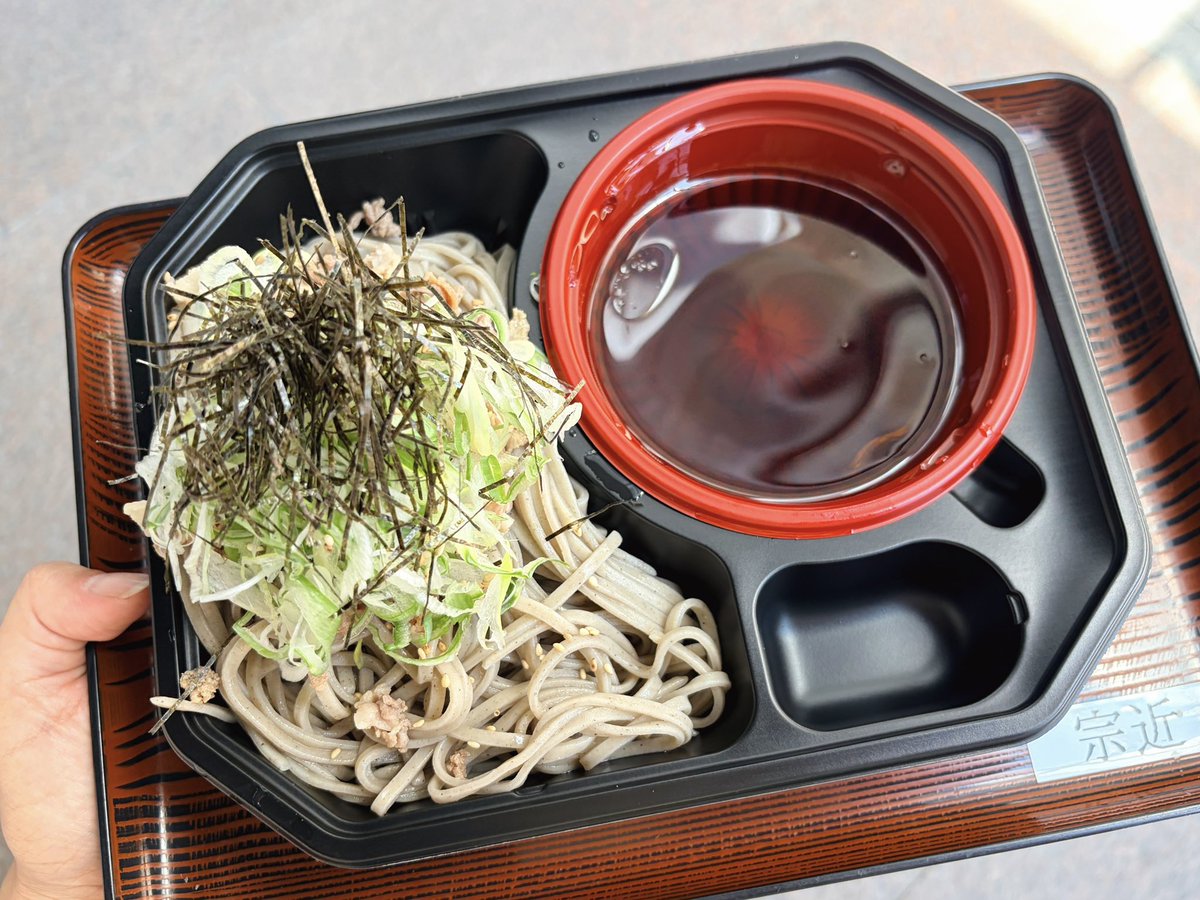 aronoooooo's tweet photo. 🩵宗近

ミシュラン仕込みのラー油肉つけ蕎麦

蕎麦と甘みのあるもちぶたに、ラー油が効いたつゆが合う✨
たっぷりのネギと海苔も嬉しいな。
ラー油は程よい辛さなんやけど、痺れはしっかり！

そして、並盛りと大盛りが同じ値段。
そりゃ大盛りにしちゃうよね😊

#福井 #グルメ https://t.co/Wpimzg2eWV
