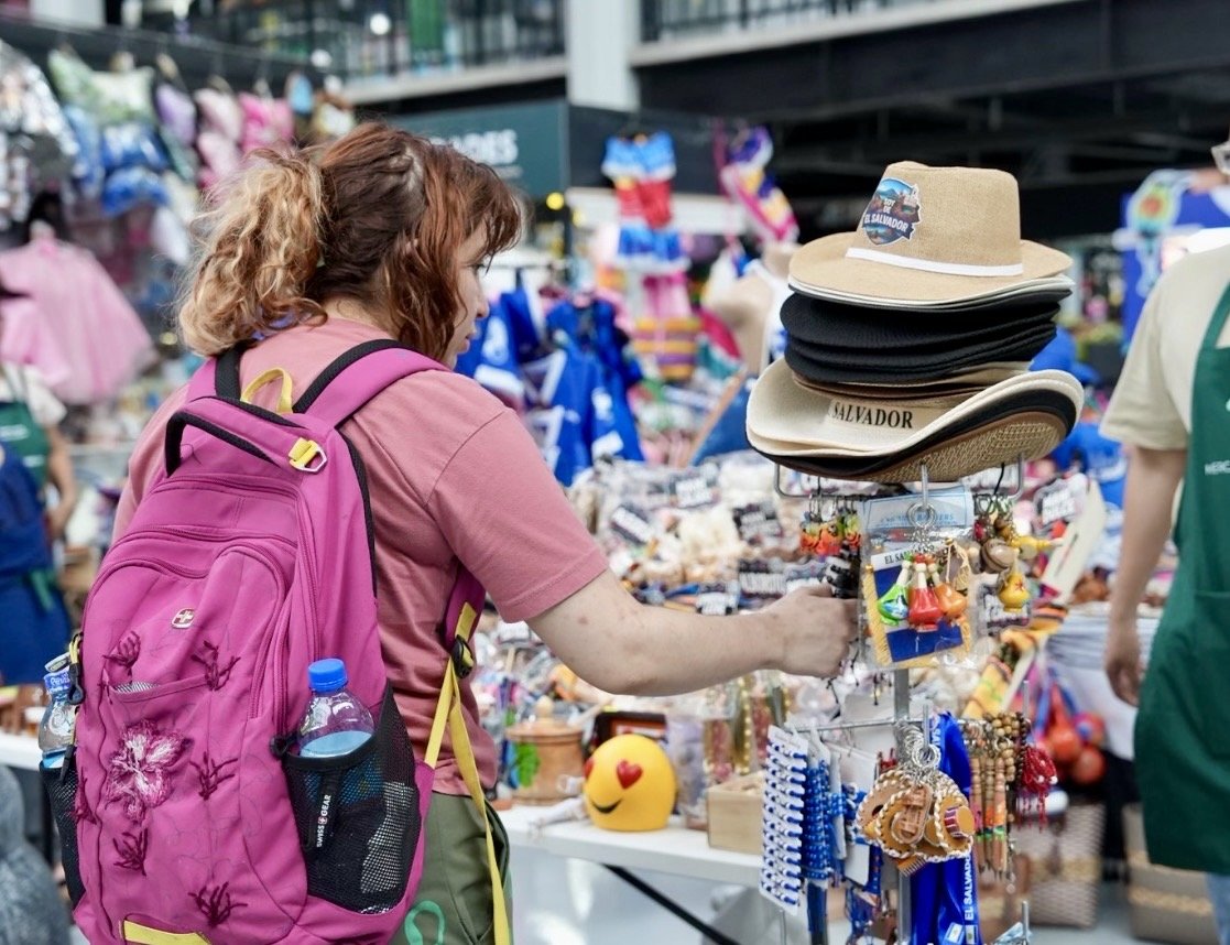 mercadosSV's tweet photo. ¡Celebramos nuestra independencia! 🇸🇻 El azul y blanco lleno el mercado San Miguelito. 😎✨️ https://t.co/sF7vV9MWvF