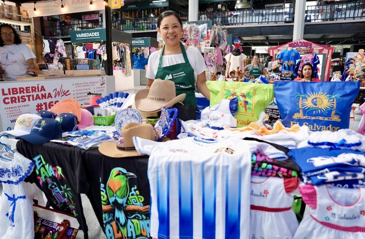 mercadosSV's tweet photo. ¡Celebramos nuestra independencia! 🇸🇻 El azul y blanco lleno el mercado San Miguelito. 😎✨️ https://t.co/sF7vV9MWvF