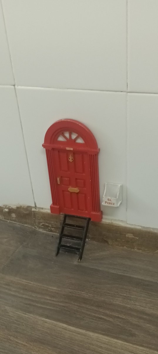 hiperb0lico's tweet photo. Hace poco fui a una dentista y noté que en su pared estaba la casa del ratón perez así que es real el hijo de puta https://t.co/Ul40qKUFZ8