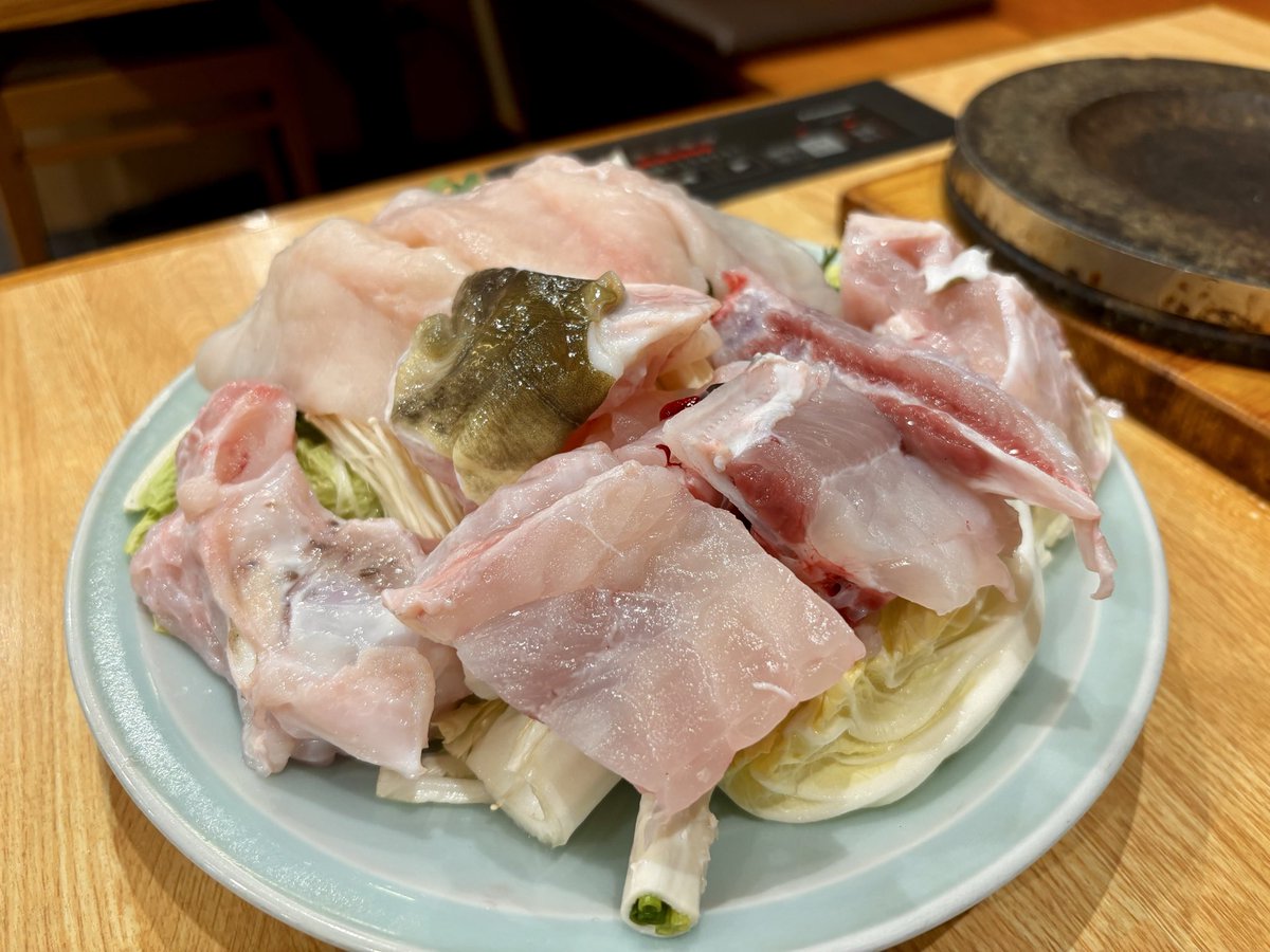 everyone1212's tweet photo. 🐡 今里「てっちり 味平」へ

今日は今里のてっちり 味平さんへ。

やっぱり、ふぐはええですね〜😊

まずは新鮮なふぐを炭火でじっくり🔥
網の上で焼けていく香ばしい香りがたまりません。

プリッとした身に焼き目がついて、噛むほどに旨みが広がる。
そして、たっぷりのふぐと野菜を使った https://t.co/b4Er8OC2yX