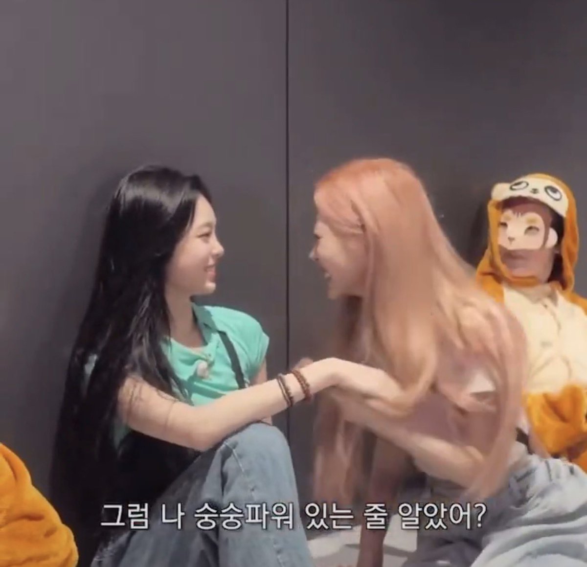 stellatransxx's tweet photo. 260806🫛IAN weverse replies

💬👤: Next time make sure to write JUEUN on the death noteㅋㅋㅋ
🫛ian: Stella unnie kept on saying how i should’ve done that then ㅋㅋㅋㅋ so cute right https://t.co/2G0t8nRJ9S