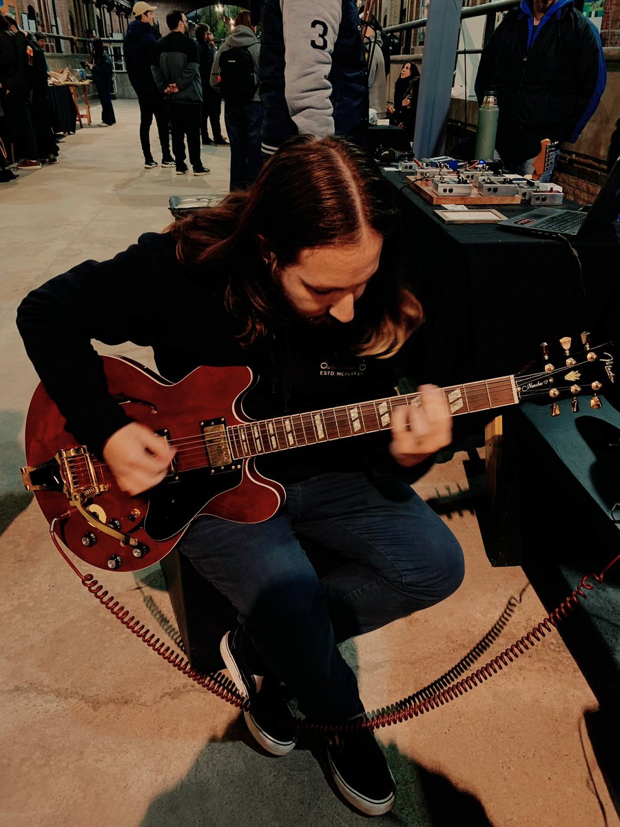 damitheomen's tweet photo. Hoy se dedicó la tarde a probar cuanta guitarrita se pudo en un evento de lutheria, estas dos fueron las que tocaron mi corazón. https://t.co/W1Gg0Tn29K