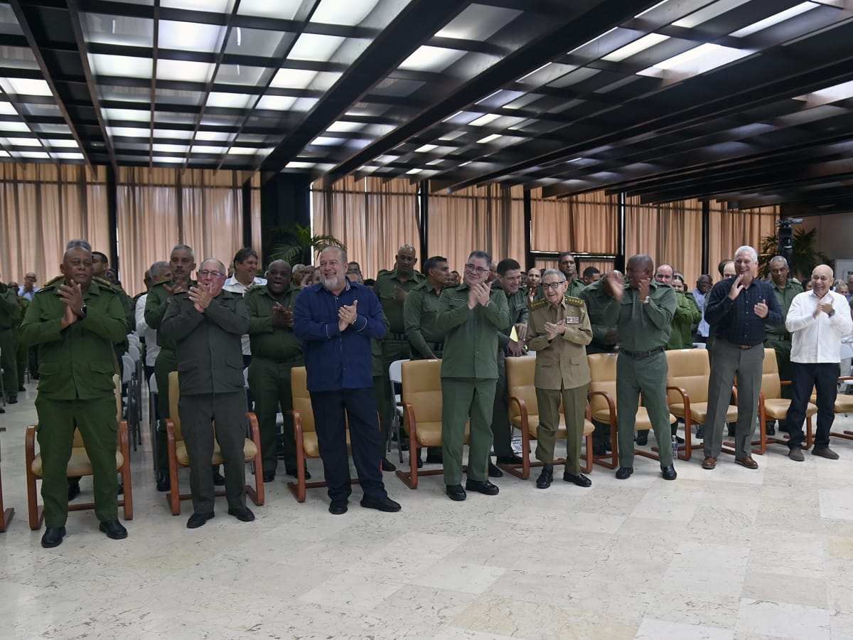 DiazCanelB's tweet photo. Un honor participar con el General de Ejército en el acto por el aniversario 65 de la Dirección de Seguridad Personal, que tuvo sus orígenes mucho antes del 6 de septiembre de 1961, desde los tiempos de la lucha revolucionaria liderada por el Comandante en Jefe. 

1/2 https://t.co/YIS6otcgtV
