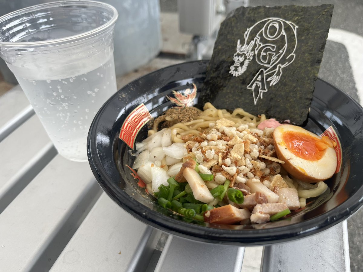 rain_574's tweet photo. ライブ前に麺やおがたのまぜそばとお酒を頂きました🍜🍶
まぜそば初めて頂いたけどとても美味しかった！！！
おかげで今日のトレジャー全力で楽しめます！！！！！！(雨なんて関係ない)
＃treasure05X
＃麺やおがた https://t.co/PHfAooUbCd