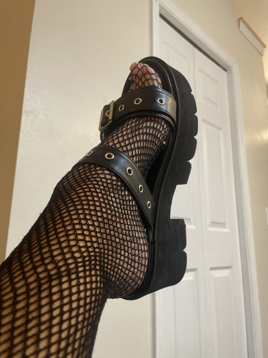 amazaraXIII's tweet photo. These big feet in these tall platforms will crush you with one step if you misbehave! Beneath me is where you shall stay! 😈 https://t.co/aIsmlvF7Zz