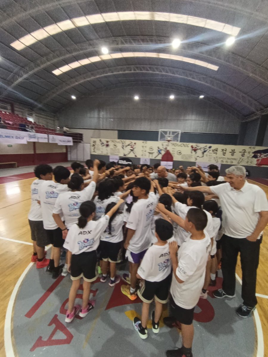 coach_mac4's tweet photo. Gym was hot tonight at our @Ligatelmex clinic in Altotonga but the kids were even hotter - we got better &amp; had a blast doing it! @Robbygonzo @BigShotsGlobal @PositiveCoachUS https://t.co/n2gN6yImUq