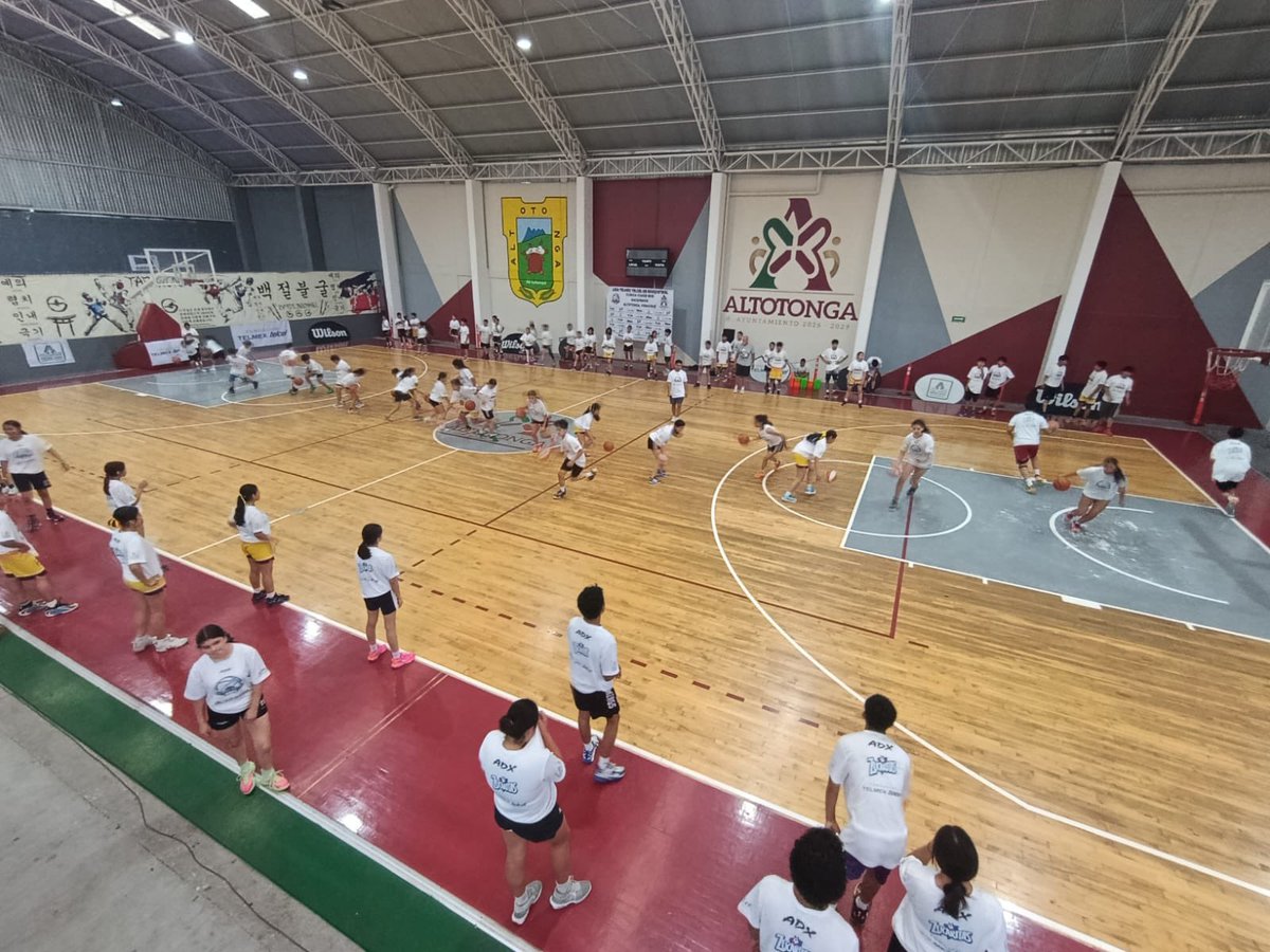 coach_mac4's tweet photo. Gym was hot tonight at our @Ligatelmex clinic in Altotonga but the kids were even hotter - we got better &amp; had a blast doing it! @Robbygonzo @BigShotsGlobal @PositiveCoachUS https://t.co/n2gN6yImUq