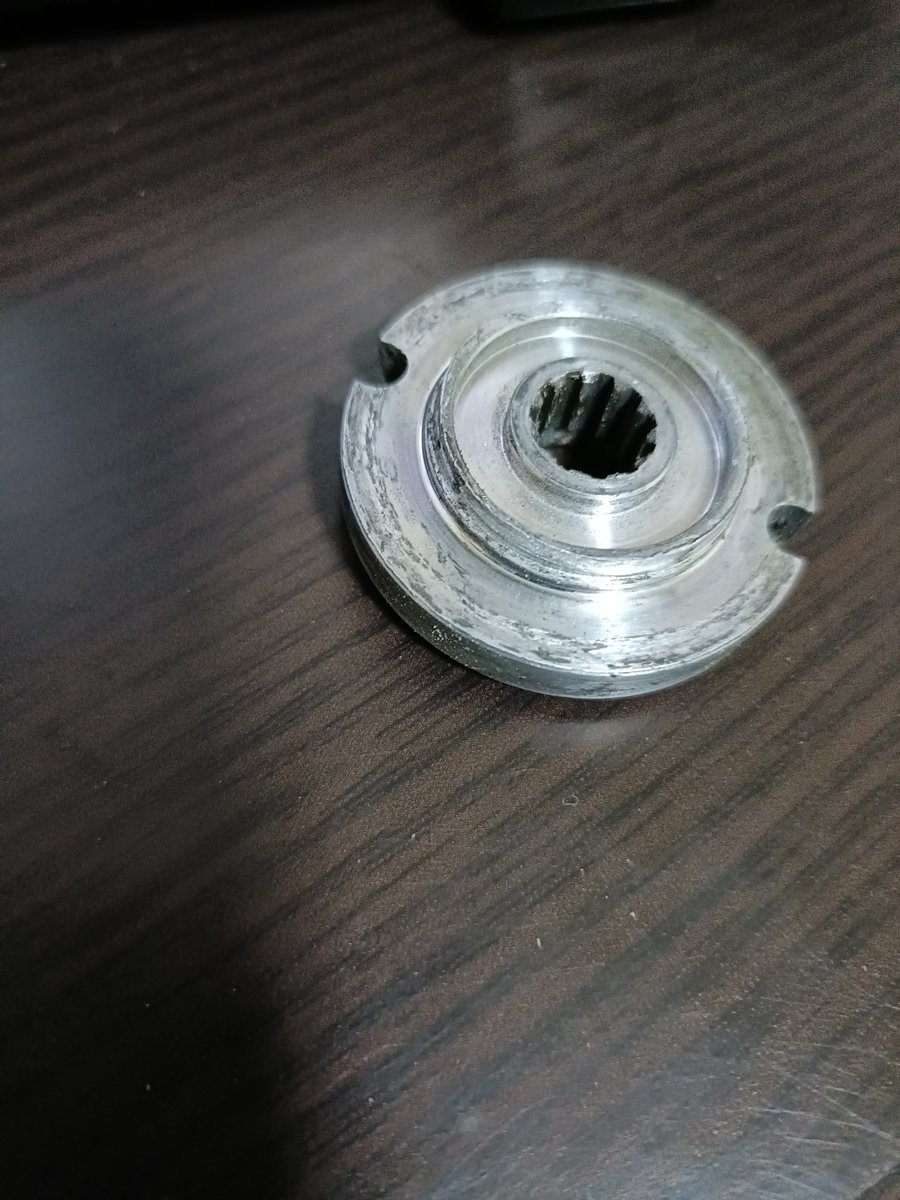 zitozitozito's tweet photo. 草刈り機の刃がガタつくと思ってたら、ホルダーーが削れてた
巻き付き防止のカッターをつけるためにひとまわり小さいワッシャーかませたり、固定が弱い状態で刃を回したからだろうな https://t.co/IoSBOIIuEN