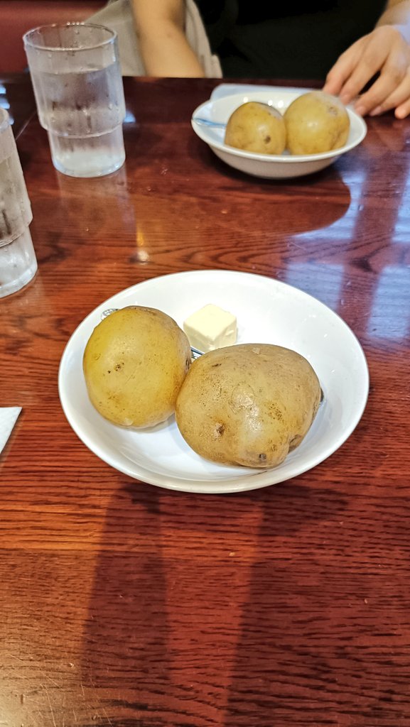 juicy_autodoa's tweet photo. #bondy #カレー
こちらのお店はカレーをいただく前にじゃがバターを提供してくれます。めちゃんこ美味し😋 https://t.co/ihqKhoumYl