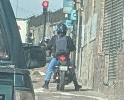 humbertoecu's tweet photo. CAOS Quito uno que NO hay que 'ESTIGMATIZAR', circulando por la VEREDA!!! https://t.co/7CwGGXSvaG