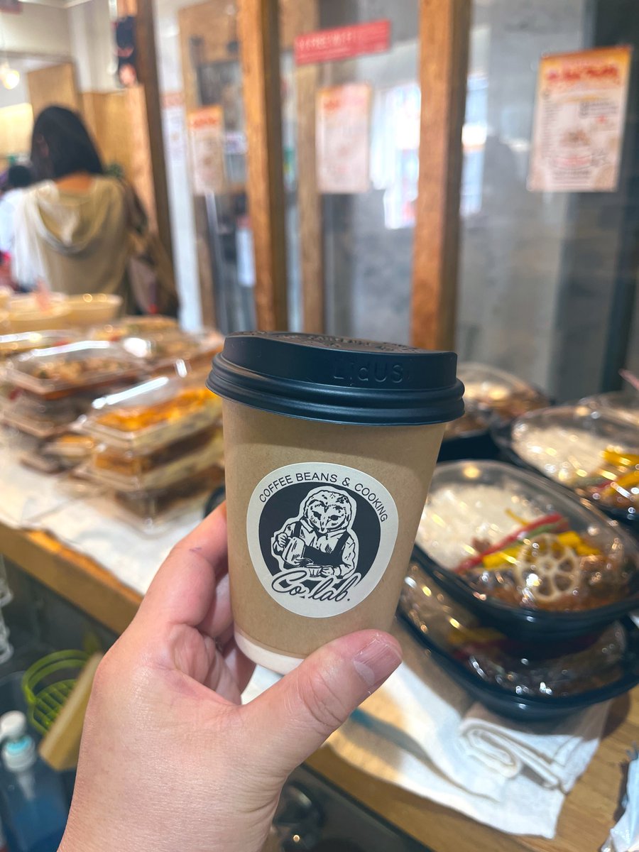 mika_po's tweet photo. 琴似　共栄市場のビルの4階
アミカにてオータムフェスト開催中〜🎶
いろんなお店来てます☺️
アミカのお惣菜もたくさん。
美味しいコーヒー屋さん来てるし、アミカのドリンクメニューでお酒も呑めますよん。
テラス席も晴れてて気持ち良いです♡ https://t.co/vdnW07rFuI