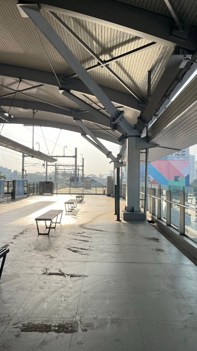 BisKota_'s tweet photo. abu vulkanik krakatau di stasiun mrt lebak bulus pagi ini🤧😷

jangan lupa pake masker wargaaa🤗
📸 : strawgarrette https://t.co/mtNKI9otAg