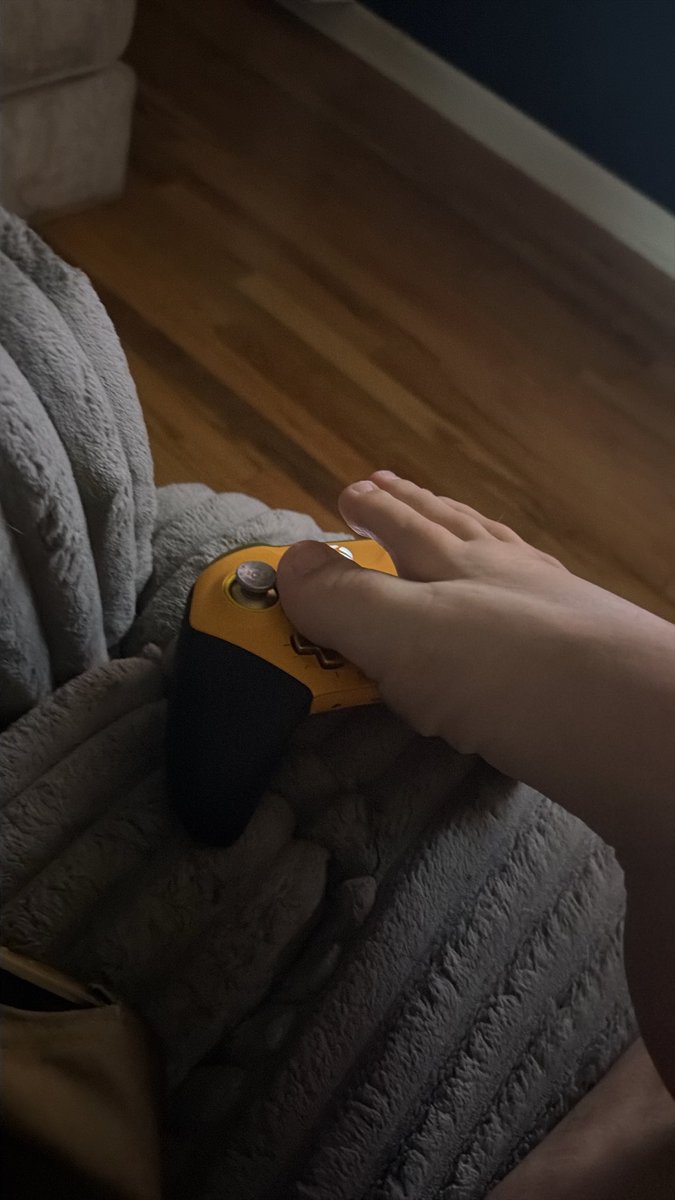 Stompgoddess11's tweet photo. Playing games…. Are you in or what? #feetfetısh #feetworshi̇p #bigfeet #footfetısh https://t.co/cGpZ7Fe3A5