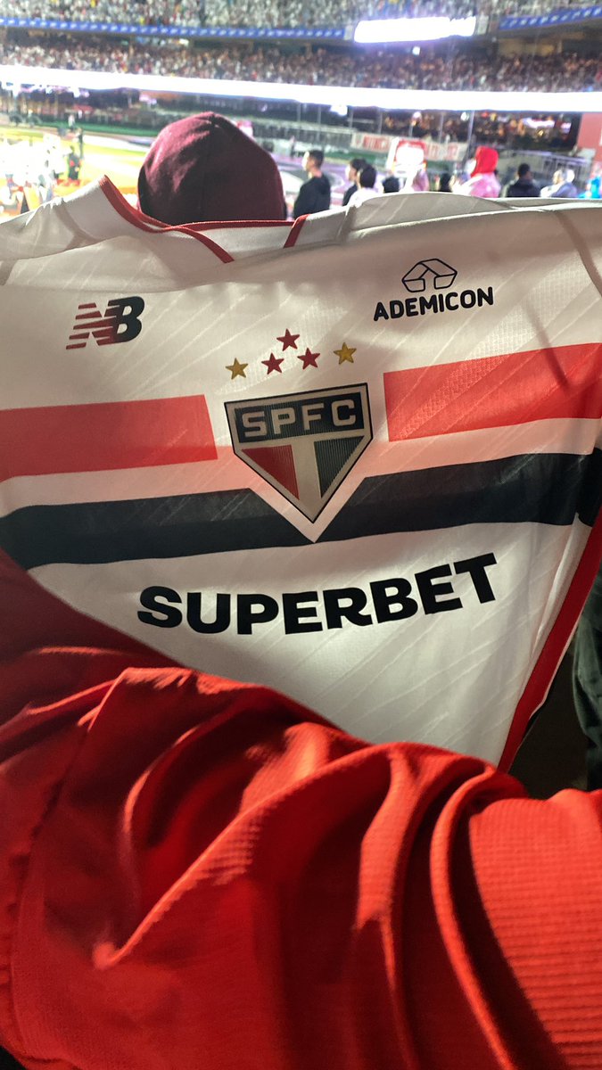 ViniRedigolo's tweet photo. 2x0 para o São Paulo e ainda ganhei uma camisa 1 oficial da @superbet_br no Super Momento do Intervalo, agora a meta é estrear ela contra o Boca Juniors! https://t.co/sEuyHrVko7