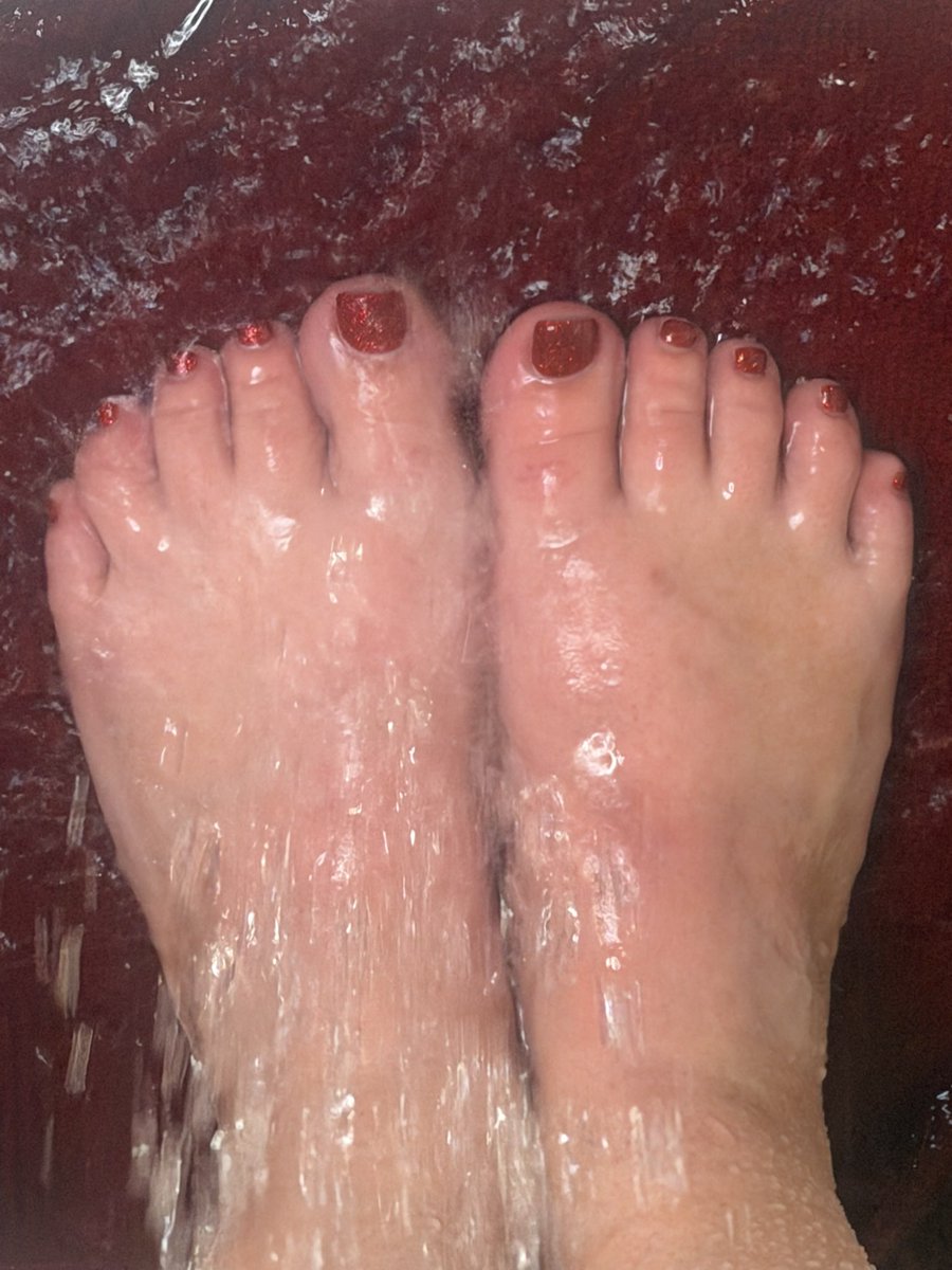 BeckySteps's tweet photo. You like them better dripping wet, don’t you? 💦😏👣 More waiting in my bio ❤️ https://t.co/jUM15zA6aC