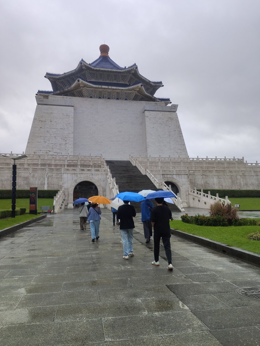 acaciacafe77's tweet photo. 台湾旅行3日目！中正紀念堂で念願の幸福堂タピオカミルクティーをゲット♪

#台湾旅行 https://t.co/w95BxNg2di