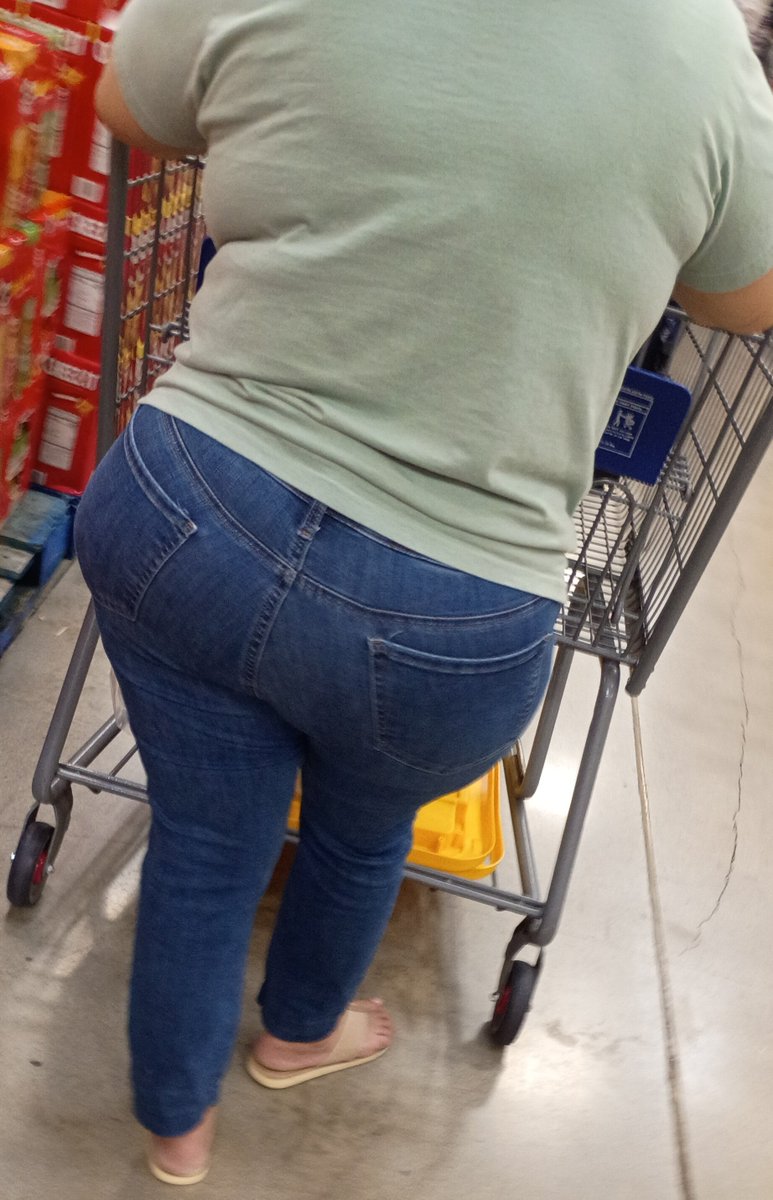 candidash's tweet photo. Thick natural Latina mature milf🤤🤤🤤!! #candidthickwidehipslatianmature #candidlatianfatass https://t.co/zQ6dkMCb70