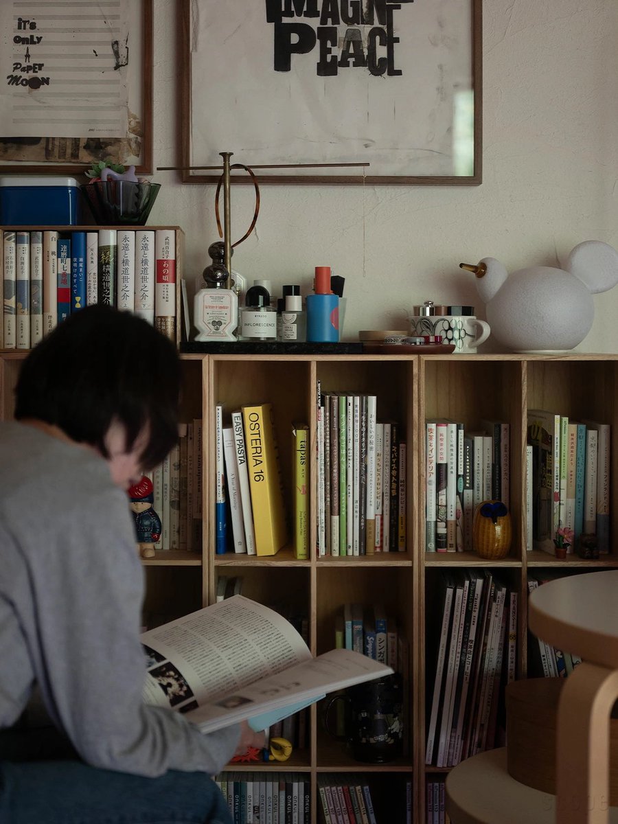 mzhaus's tweet photo. scopeオリジナル「部屋が狭くならない書棚」

雑誌が綺麗に収まるサイズで縦長の棚は珍しい。
設置面積が小さいから、これまで何も置けなかった場所にも置ける！複数個使ったら図書館みたいな雰囲気にできそう📚 https://t.co/IM6afd7Few