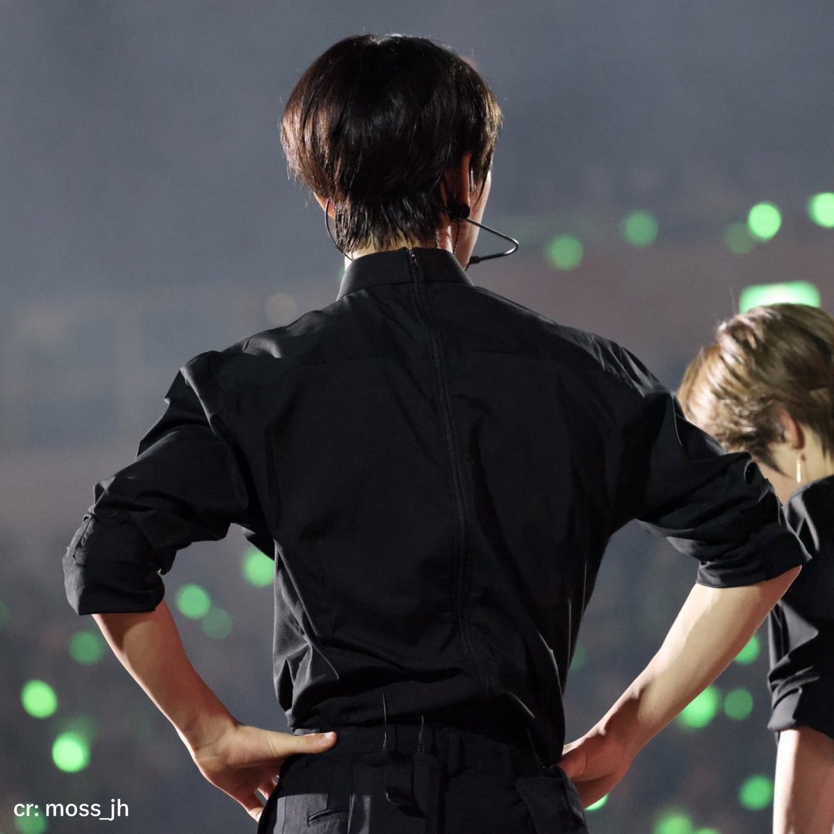daenguniverse's tweet photo. they’re talking                         how’s the 
behind your back                   view? https://t.co/eycxU3h9q9