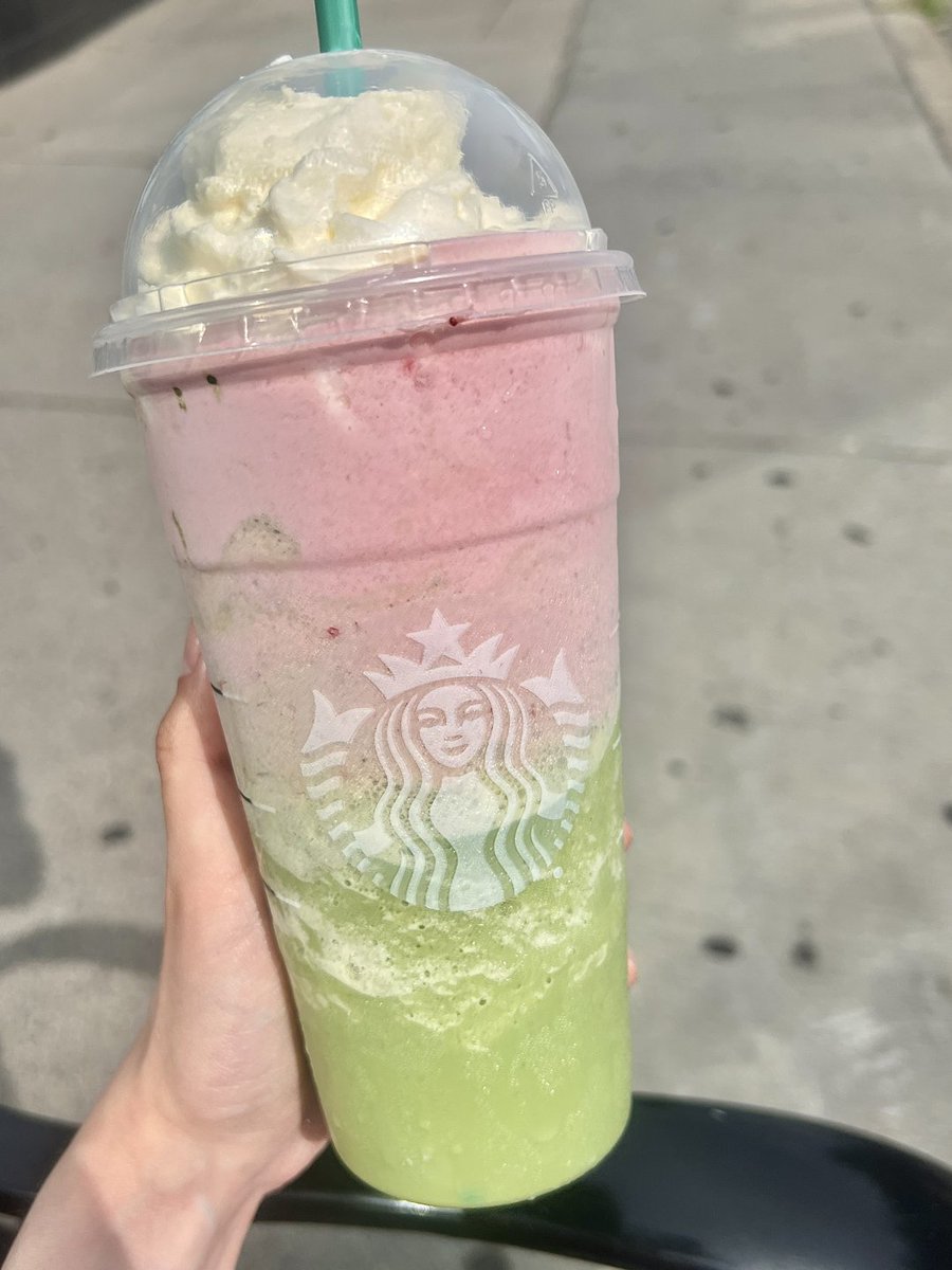 nimadade's tweet photo. This cup of milk tea is so big, I probably won't be able to finish it tonight https://t.co/FP4kyJkx6w