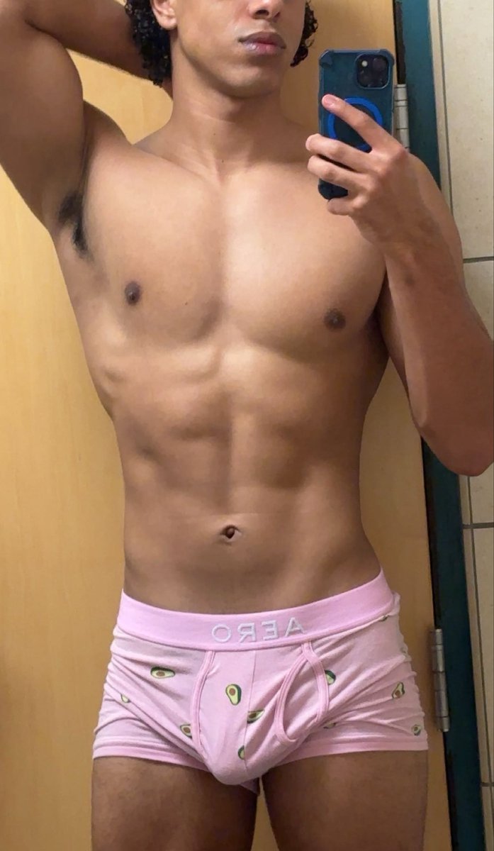 tinylittletwunk's tweet photo. can’t stop looking at myself https://t.co/0tbSCvBVCk