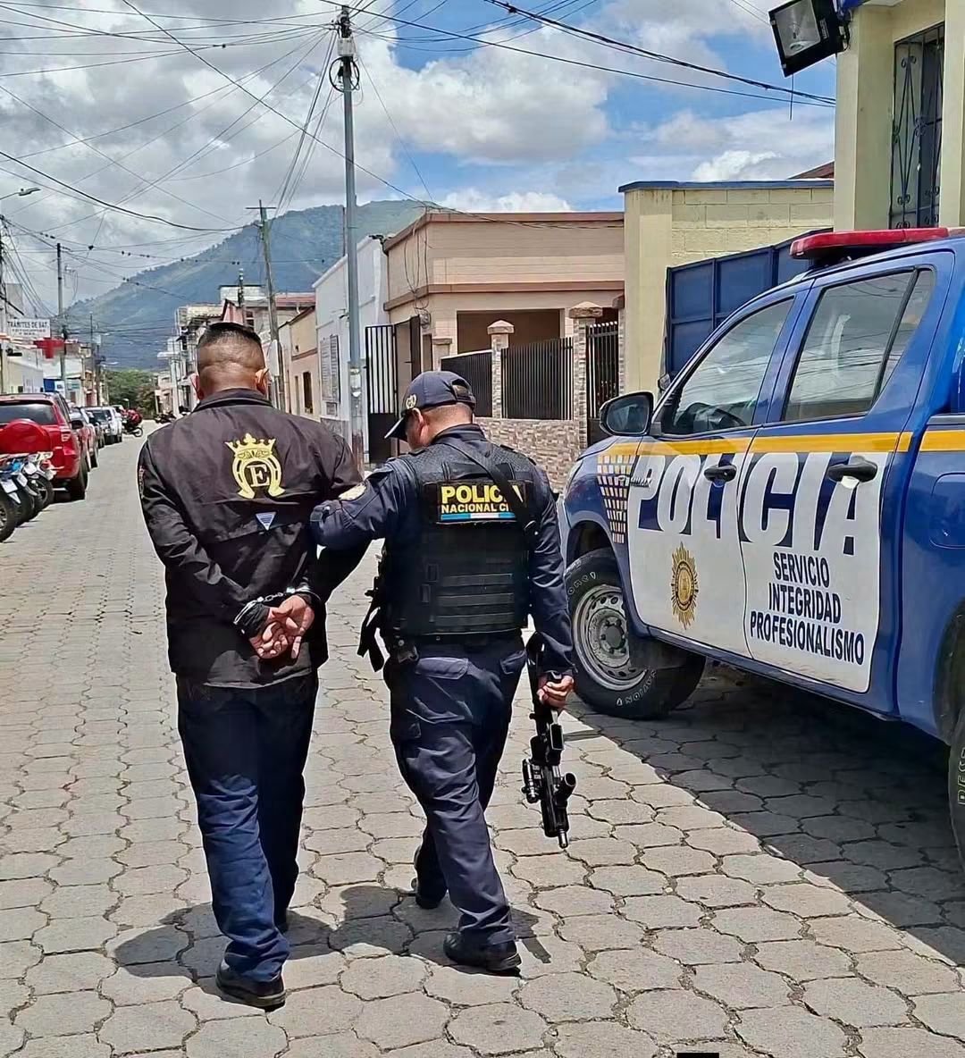 Herman5818Pb's tweet photo. ¡LLEVABA LAS ARMAS A LA VISTA EN PLENO DESFILE HÍPICO Y TERMINÓ CAPTURADO 🚨🚨🚨🚨

 ¡LA PNC YA HABÍA ADVERTIDO… PERO AL PARECER ALGUIEN NO TOMÓ NOTA! 

Llegó al desfile hípico mostrando sus armas de fuego y terminó de una forma que probablemente no estaba en sus planes: capturado y puesto a disposición de las autoridades.

Días atrás, la PNC había sido clara: portar armas de fuego de manera ostentosa está prohibido, incluso para quienes cuentan con licencia. Pero este hombre decidió aparecer en pleno desfile con una pistola Jericho calibre 9 mm a la vista.

Y eso no fue todo. Según la Policía, también llevaba una carabina Taurus calibre .223, pero para esta última no presentó la licencia correspondiente de DIGECAM.

Los agentes de la Comisaría 22 procedieron a capturar a Francisco “N”, de 41 años, durante el desfile hípico que se realizaba en Jalapa. Las armas, cargadores y municiones también fueron consignados.

Para la pistola Jericho sí presentó licencia, pero la PNC recordó nuevamente que tener licencia no significa que se pueda andar exhibiendo el arma como si fuera parte del atuendo.

Las autoridades reiteraron que la portación ostentosa está prohibida en desfiles, centros comerciales, restaurantes y la vía pública.