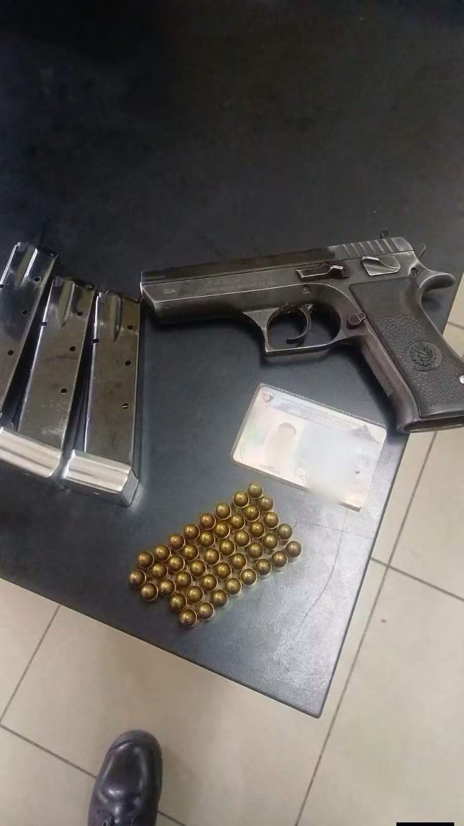 Herman5818Pb's tweet photo. ¡LLEVABA LAS ARMAS A LA VISTA EN PLENO DESFILE HÍPICO Y TERMINÓ CAPTURADO 🚨🚨🚨🚨

 ¡LA PNC YA HABÍA ADVERTIDO… PERO AL PARECER ALGUIEN NO TOMÓ NOTA! 

Llegó al desfile hípico mostrando sus armas de fuego y terminó de una forma que probablemente no estaba en sus planes: capturado y puesto a disposición de las autoridades.

Días atrás, la PNC había sido clara: portar armas de fuego de manera ostentosa está prohibido, incluso para quienes cuentan con licencia. Pero este hombre decidió aparecer en pleno desfile con una pistola Jericho calibre 9 mm a la vista.

Y eso no fue todo. Según la Policía, también llevaba una carabina Taurus calibre .223, pero para esta última no presentó la licencia correspondiente de DIGECAM.

Los agentes de la Comisaría 22 procedieron a capturar a Francisco “N”, de 41 años, durante el desfile hípico que se realizaba en Jalapa. Las armas, cargadores y municiones también fueron consignados.

Para la pistola Jericho sí presentó licencia, pero la PNC recordó nuevamente que tener licencia no significa que se pueda andar exhibiendo el arma como si fuera parte del atuendo.

Las autoridades reiteraron que la portación ostentosa está prohibida en desfiles, centros comerciales, restaurantes y la vía pública.