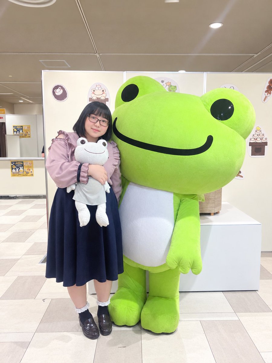 r6frtm's tweet photo. ハルカスで大きいピクルスとの撮影会してきたよ✨

初めてのお外にすずちゃん大喜び❤️
みんなも楽しんでくれたよ🥰

 #かえるのピクルス https://t.co/IBkeCnD2R2
